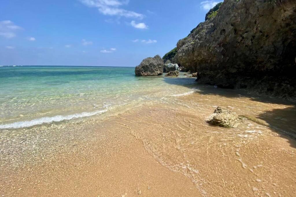 バーベキューもできる! 海と浜比嘉大橋を一望できる宿 Henza المظهر الخارجي الصورة