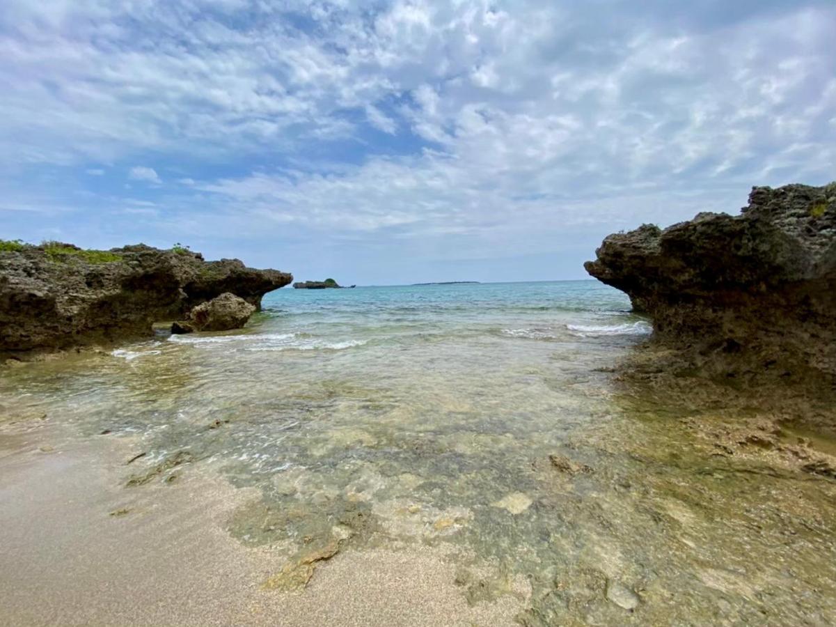 バーベキューもできる! 海と浜比嘉大橋を一望できる宿 Henza المظهر الخارجي الصورة